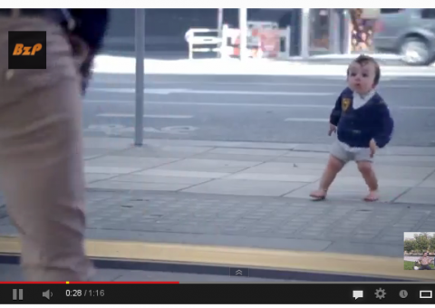 Baby & Me / The New Evian Film - HD. Ria, ria muito